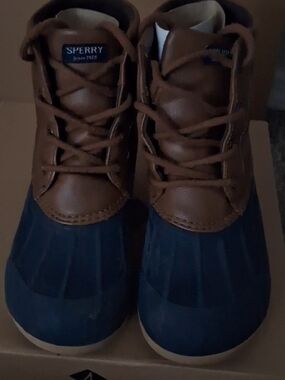 Unisex Sperry kids boots.